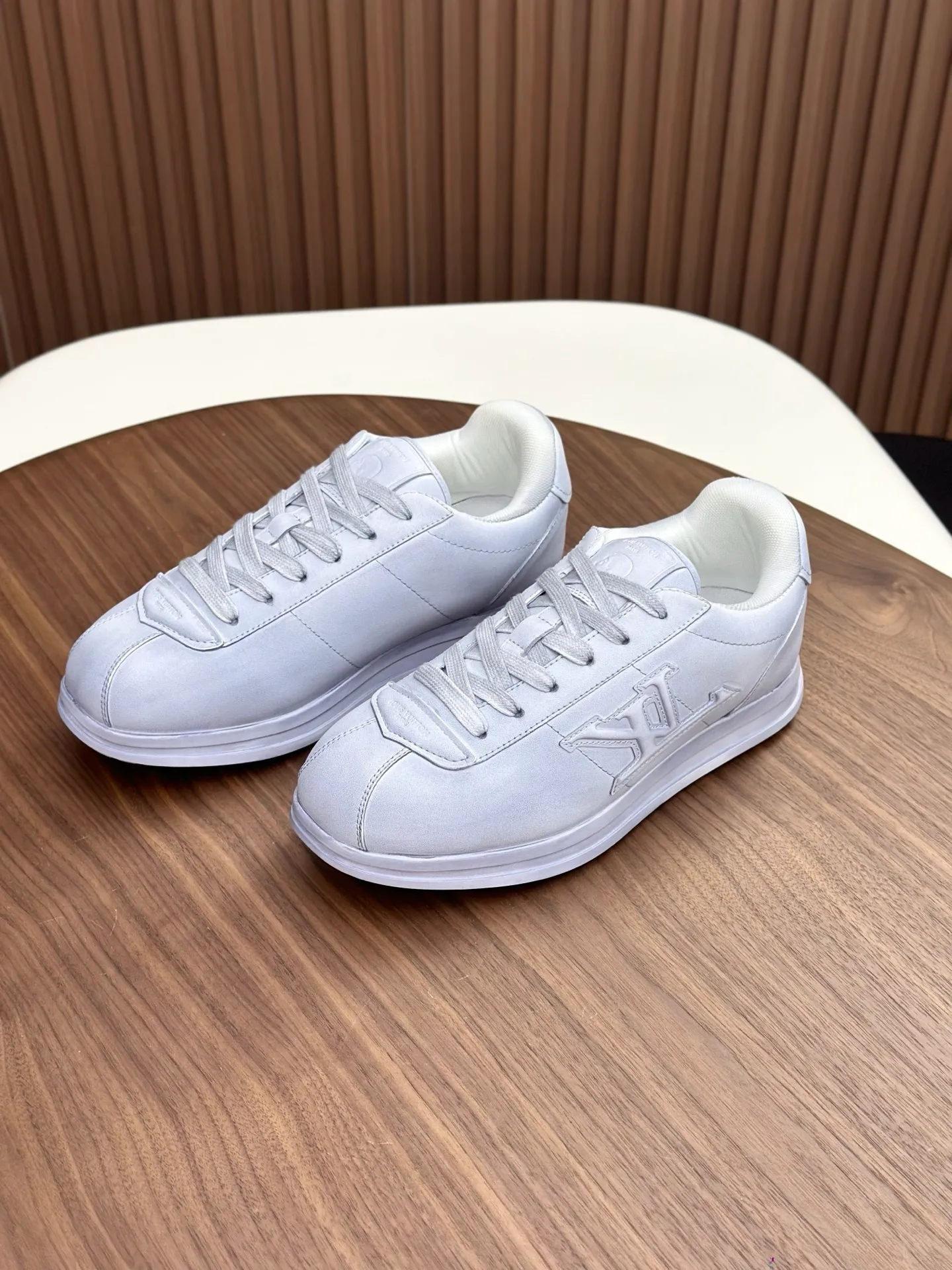 💰800💰Full package💰Top version Washed LV-Louis Vuitton-Classic catwalk new style 1:1 developed replica of the original version! ! The upper foot is very comfortable. It is made of luxurious materials, washed with fine workmanship, and the midsole is printed with English letters "Made in Europe." The upper is made of calfskin imported from Italy. The side is decorated with the brand's LOGO and signature. The latest latex foot pads and mesh lining make the foot feel super comfortable. The original two-color TPU combination outsole is specially provided by the original factory. Bag technology Goodyear stitched edges Fabric: Exclusive custom first-layer cowhide Accessories: Exclusive private model Vuitton logo, lining: Customized silk mesh lining - first-layer silk cowhide lining Outsole: TPU combination outsole wear-resistant, non-slip and anti-yellowing Foot pads: new latex pads-mesh sweat-absorbent Counter technology: fully computerized sewing machine wire drawing Toe box back cover Hot and cold shaping Full set of pull-top last with medium and low logo pattern Counter packaging - Shoelaces, certificates, cards, instructions, certificates of quality, dust bags, the most comprehensive packaging on the Internet, men's sizes 39-44 (38/45 custom-made, non-refundable!
